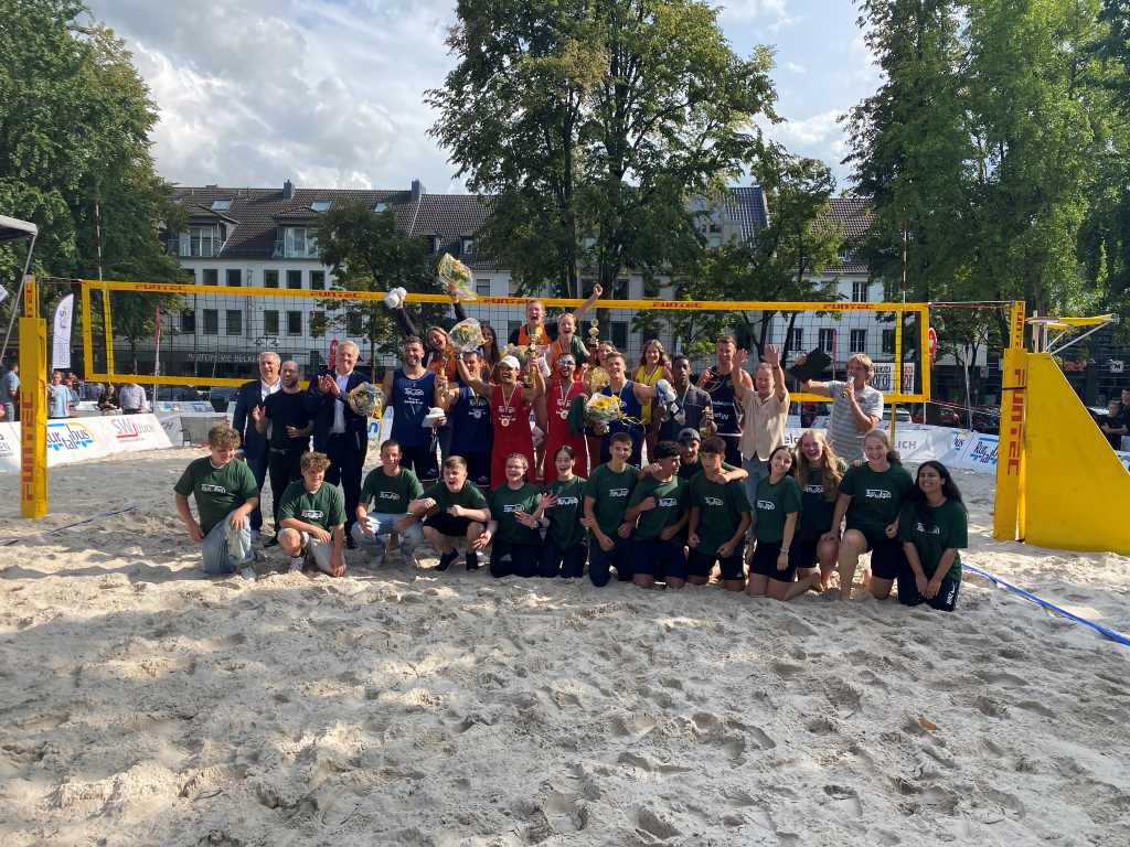 Schirmherr und Landrat Wolfgang Spelthahn (3. von links, hinten) inmitten der erfolgreichen Beachvolleyballer, Helfer und Organisatoren. Foto: Kreis Düren