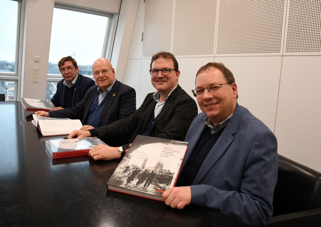 Foto: (v.r.n.l.) Guido von Büren, Daniel Schulte, Bürgermeister Frank Peter Ullrich und Bürgermeister Axel Fuchs bei der Buchvorstellung in Düren.