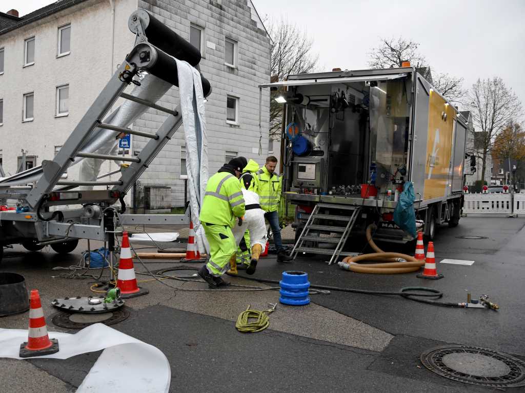 Kanalsanierung auf der Gneisenaustraße im Inliner-Verfahren. 