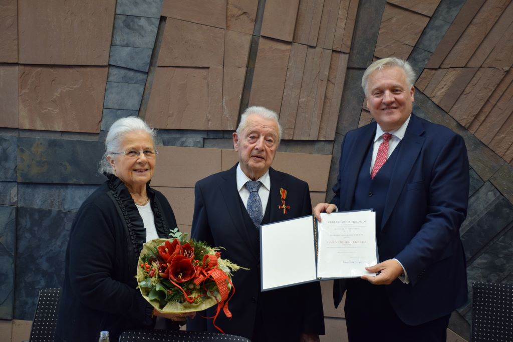 Landrat Wolfgang Spelthahn durfte Dr. Hans-Heinrich-Krause im Beisein von dessen Ehefrau Barbara (v.r.) sowie vielen Gästen das Bundesverdienstkreuz überreichen. Foto: Kreis Düren