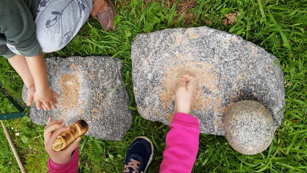 Auch die Kinder hatten beim diesjährigen Pflegefamilientag ihren Spaß, wie hier beim Getreide mahlen.