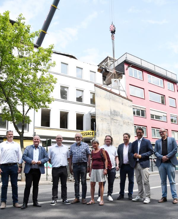 Die Rückbauarbeiten der Häuser auf der Josef-Schregel-Straße haben die Fassaden zur Straße hin erreicht und werden dadurch für die Dürenerinen und Dürener sichtbar. Sehr zur Freude der anwesenden Vertreterinnen und Vertreter der Stadtverwaltung und des Stadtrates.