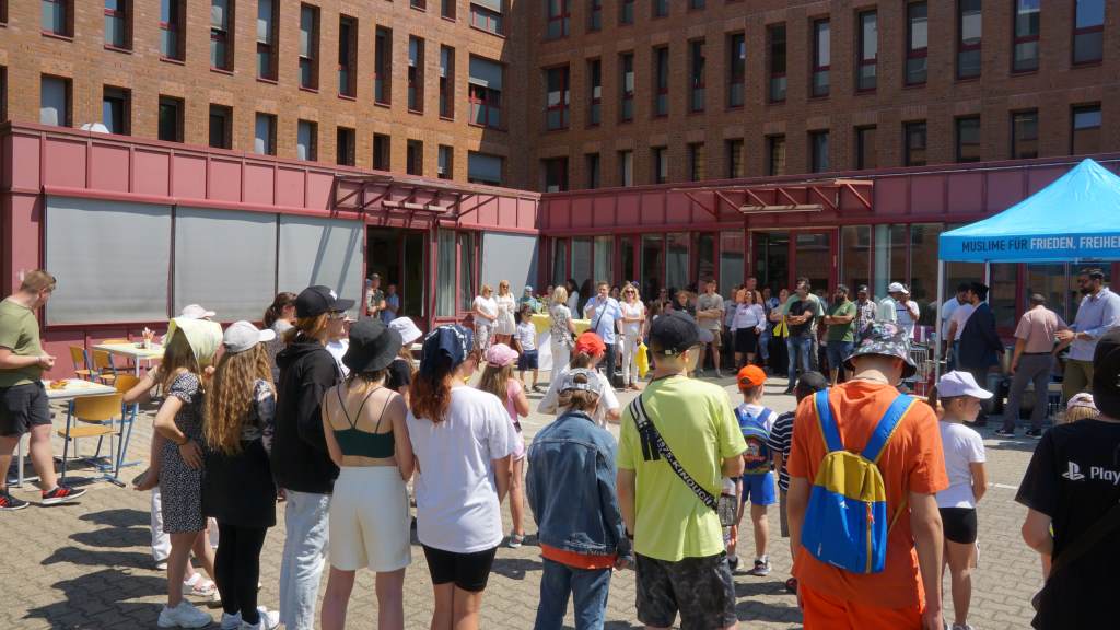 Treffen der Kulturen beim Sommerfest im Übergangsheim für Flüchtlinge Am Ellernbusch.