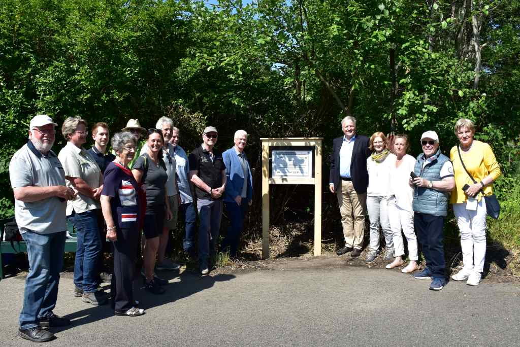 Landrat Wolfgang Spelthahn (5.v.r.) hat gemeinsam mit einigen Beteiligten den Üdinger Wald in Kreuzau eröffnet. Dort wurden dank einer Bürger-Aktion 800 Bäume zur Unterstützung des Klimawaldes des Kreises Düren gepflanzt. Foto: Kreis Düren. 