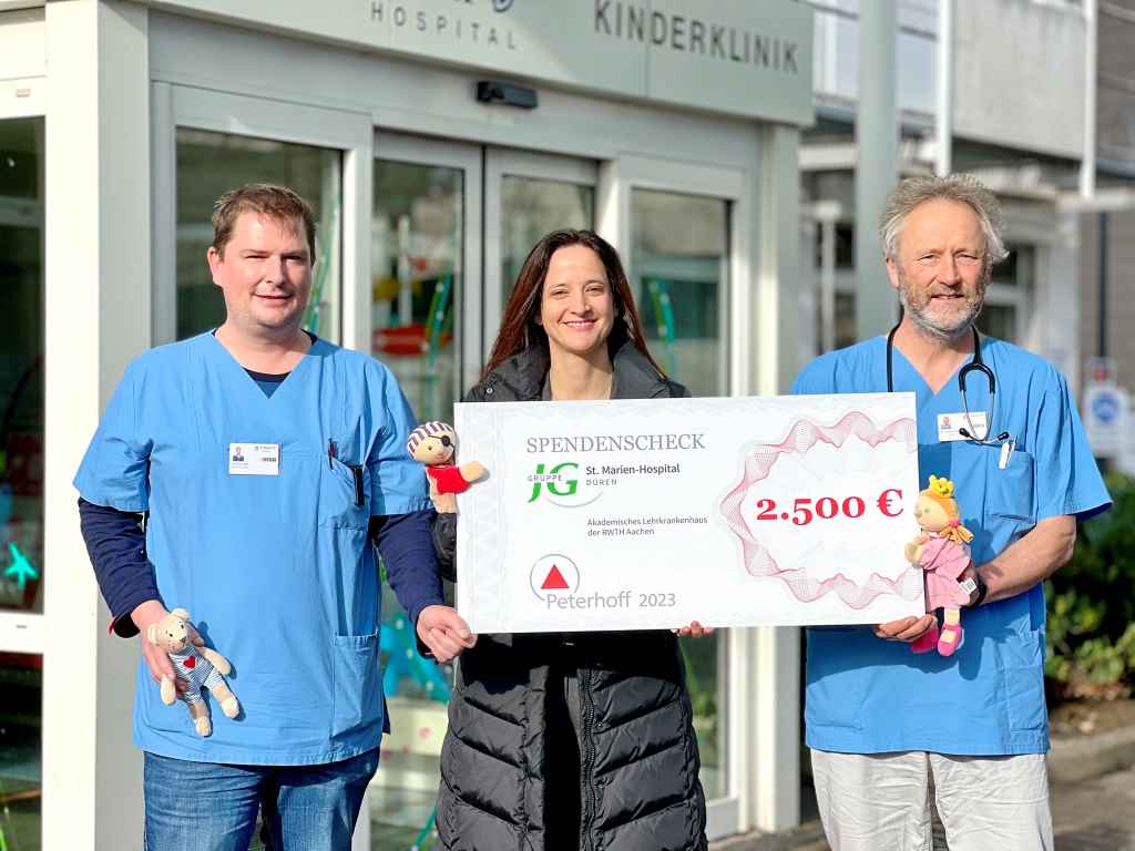 Foto (© Catrin Capell): Die beiden Oberärzte Andreas Koch (links) und Dr. Volker Arpe, Fachärzte für Kinder- und Jugendmedizin am St. Marien-Hospital, freuen sich über die großzügige Spende von Dr. Melanie Peterhoff, Geschäftsführende Gesellschafterin der F.J. Peterhoff-Unternehmensgruppe, die für die Inneneinrichtung der neuen neonatologischen Abteilung in der Kinderklinik verwendet werden soll.