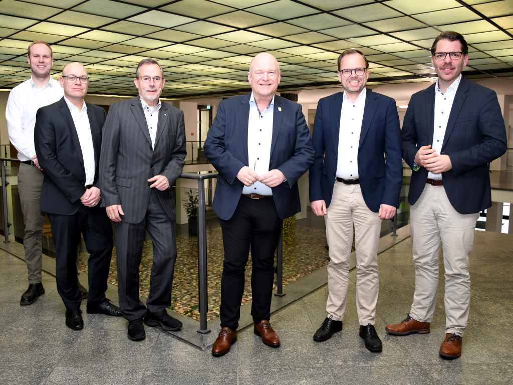 Foto: (v.l.n.r.): Moritz Gerresheim (DB Station & Service AG), Niels-Christian Schaffert (Baudezernent der Stadt Düren), Peter Grein (Leiter des Bahnhofsmanagements Düsseldorf der DB Station & Service AG), Bürgermeister Frank Peter Ullrich, Carsten Kirchhoff (Handlungsbevollmächtigter der BahnflächenEntwicklungsGesellschaft NRW (BEG)), Thomas Hissel (1. Beigeordneter der Stadt Düren).