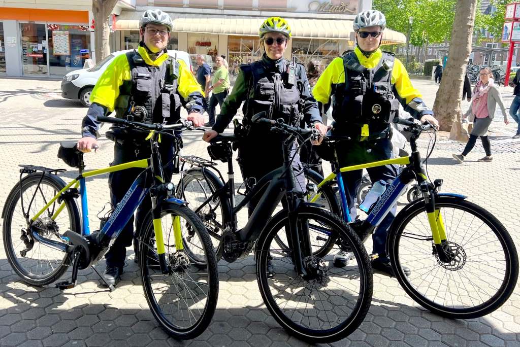 Mitarbeiter des SOD gemeinsam mit der Polizei Düren auf Fahrradstreife.