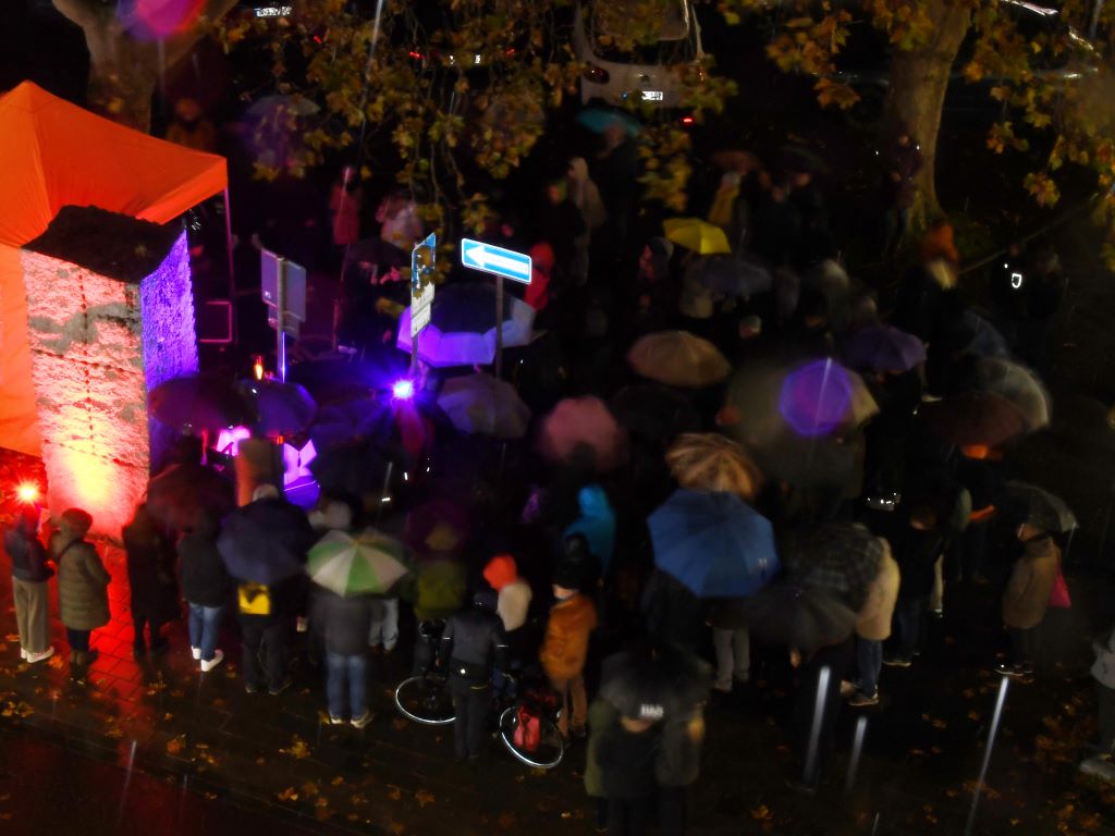 Am Jahrestag der Pogromnacht gedachten wieder viele Menschen an den Rückriem-Stelen im Stadtgebiet den Opfern des Nazi-Regimes.