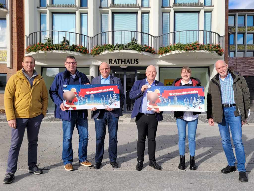 Foto: (v.l.n.r.): Gilbert Breuer (Förderverein Weihnachtsmarkt), Achim Greiff, Frank Blumenthal (beide Abteilung Marktwesen), Bürgermeister Frank Peter Ullrich, Lara Denk (Abteilung Marktwesen), Hans Bert Cremer (Verband Reisender Schausteller, Düren).