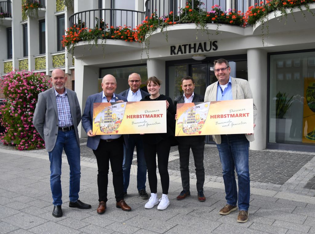 Freuen sich auf den kommenden Herbstmarkt: (v.l.n.r.) Hans Bert Cremer (Verband Reisender Schausteller, Düren), Bürgermeister Frank Peter Ullrich, Lara Denk, Frank Blumenthal (beide von der Abteilung Marktwesen), Ulf Minartz (IG Düren City e.V.) sowie Achim Greiff.