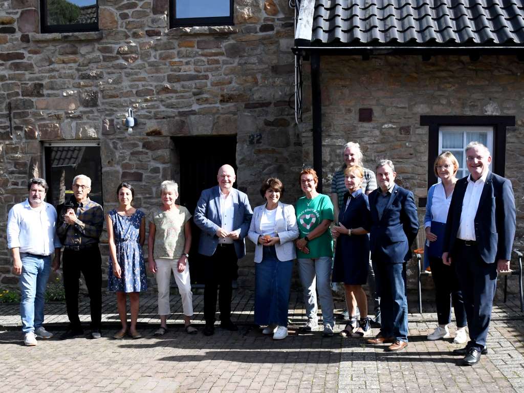 Die Vizepräsidentin des NRW-Landtags, Berivan Aymaz (6.v.l.), hat das Heinrich-Böll-Haus in Langenbroich besucht und sich vor Ort, zusammen unter anderem mit Bürgermeister Frank Peter Ullrich (5.v.l.), ein Bild der wertvollen Arbeit gemacht, die dort geleistet wird. 