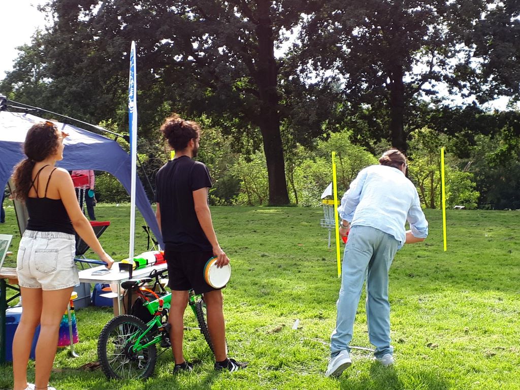 Die „1. Disc Golf Veranstaltung“ im Dürener Josef-Vosen-Park ist sehr gut angekommen. Die Zusammenarbeit zwischen dem Jugendamt der Stadt Düren und dem Bonner Verein „Bonnsai Frisbeesport Bonn“ soll fortgesetzt werden.