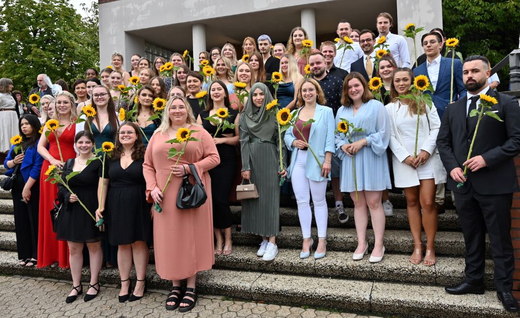 (© Tatjana Opgenorth): Die ersten 55 Absolventen, die die generalistische Ausbildung zur Pflegefachfrau und zum Pflegefachmann im Pflegebildungszentrum am St. Marien-Hospital Düren absolviert haben, freuen sich über ihr bestandenes Examen.