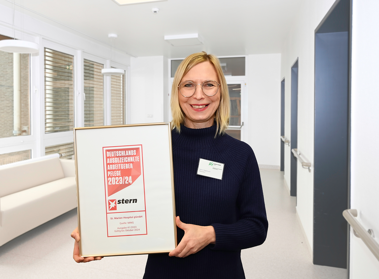 (© Tatjana Opgenorth): Pflegedirektorin Katrin Magerkurth freut sich über die besondere Auszeichnung und wirbt für die Pflege: „Das Berufsbild der professionellen Kranken- und Altenpflege ist unglaublich vielfältig, aber auch die beruflichen Entwicklungsmöglichkeiten. Pflege bedeutet viel mehr als nur unterstützende Handgriffe. Sie ist auch ein Beruf zur Stärkung und Weiterentwicklung der eigenen Persönlichkeit. Kurz: Der Pflegeberuf ist nachhaltig und wertvoller denn je!“
