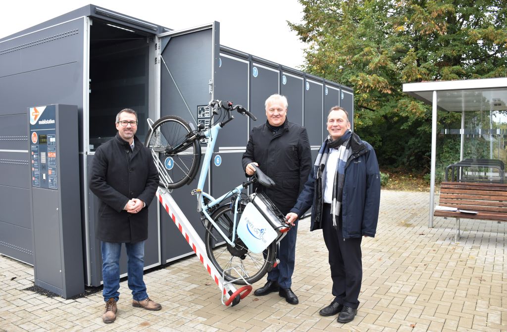 Joachim Kunth, Bürgermeister der Gemeinde Vettweiß, Landrat Wolfgang Spelthahn und Holger Fritsch, Bereichsleiter ÖPNV-Infrastrukturförderung und Regionale Mobilitätsentwicklung bei go.Rheinland, eröffneten offiziell in Vettweiß insgesamt 49 Mobilstationen für Fahrräder im Kreis Düren. (v.l.). Foto: Kreis Düren. 