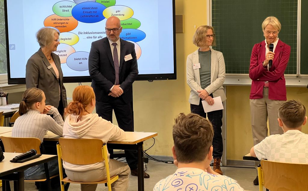 Ministerin Dorothee Feller (rechts) besuchte die Anne-Frank-Gesamtschule in Düren und lobte das Kreis Dürener Inklusionsprojekt MosIK, bei dem Schulklassen von Inklusionsassistenzen profitieren (mit auf dem Bild Vertreter und Vertreterinnen der Schule und des Kreises). Foto: Kreis Düren