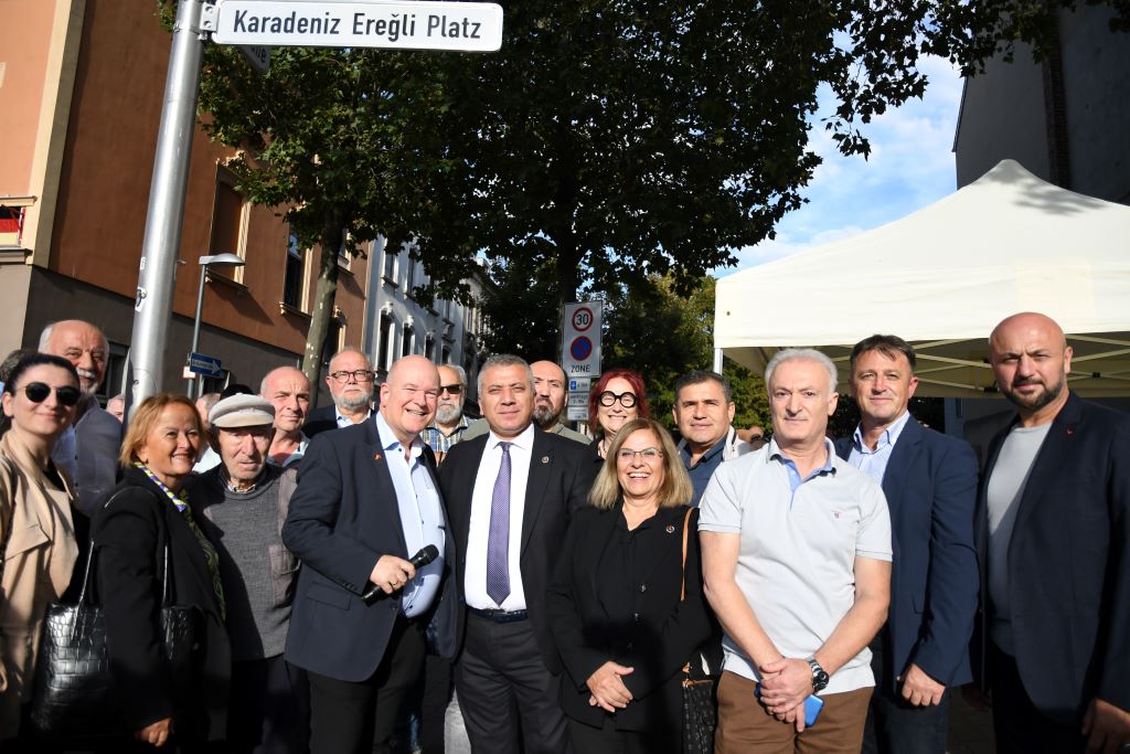 Bürgermeister Frank Peter Ullrich (vorne) und der stellvertretende Bürgermeister von Karadeniz Ereğli, Gökhan Günay, enthüllten das Straßenschild am neuen Karadeniz-Ereğli-Platz in Düren. 