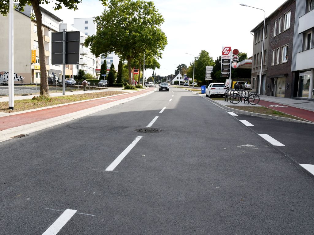 Schon kurz nach der offiziellen Freigabe rollten die ersten Autos über die Euskirchener Straße.