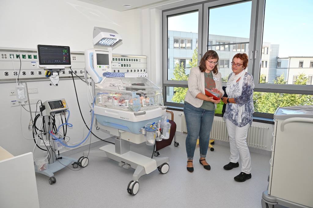 (© Tatjana Opgenorth): Astrid Hohn (r.) lässt sich von Magdalene Wiesner, Fachärztin für Kinder- und Jugendmedizin am St. Marien-Hospital, die neue Kinderintensivstation zeigen.