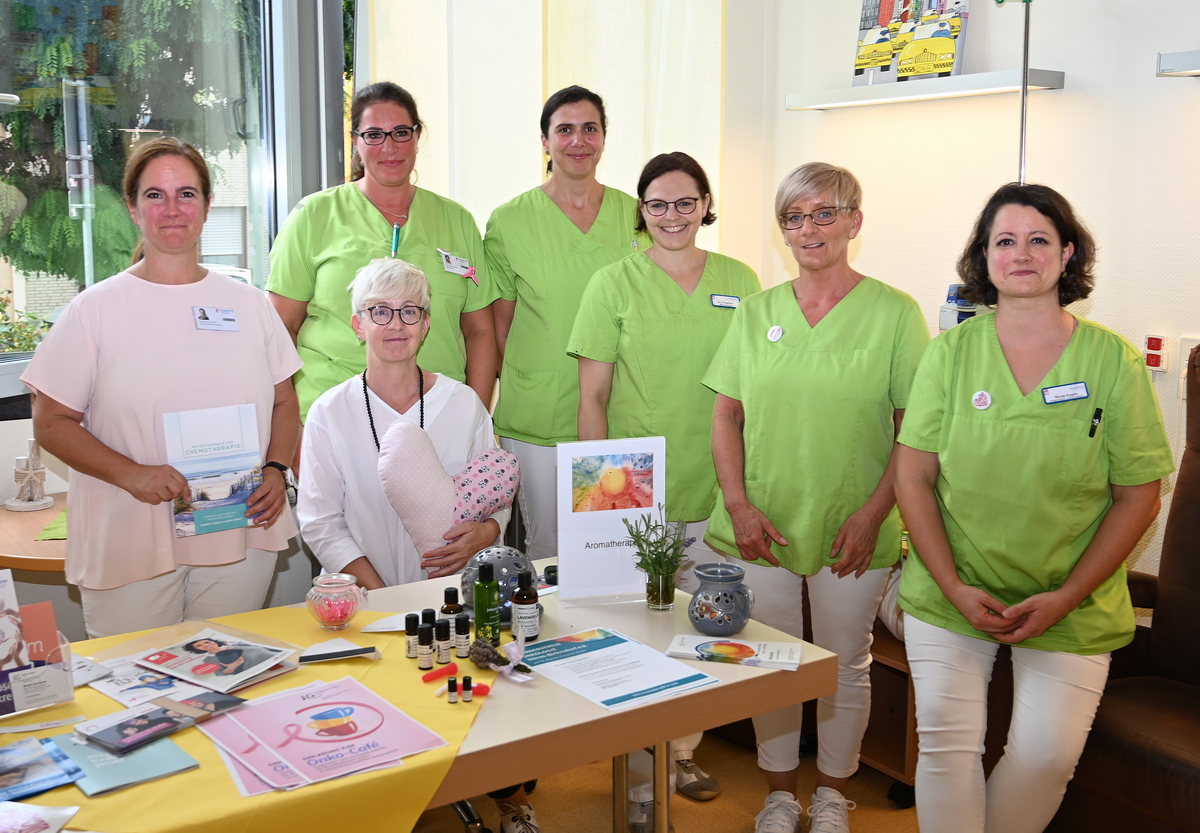 (© Tatjana Opgenorth): Mitarbeiterinnen der MVZ-Praxis Onkologie am St. Marien-Hospital Düren freuen sich über das große Interesse am „Tag der offenen Tür“.
