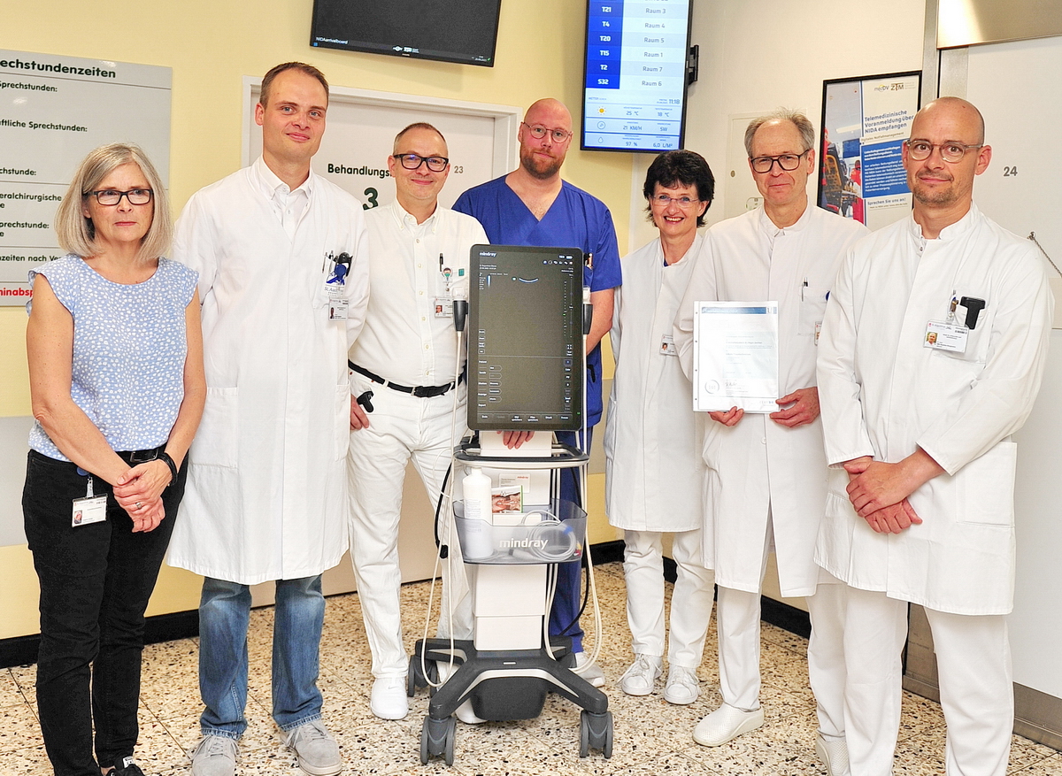  (© Kaya Erdem): Stolz auf die erfolgreiche Teamleistung – v.l. Dagmar Heider (Qualitätsmanagement), Dr. med. Norbert Hambach (stellv. Ärztlicher Leiter der zentralen Notfallambulanz und des Rettungsdienstes Kreis Düren), Dr. med. Markus Huppertz-Thyssen, MHBA, DESAIC (Chefarzt Anästhesie, Intensivmedizin und Notfallmedizin und stellv. Ärztlicher Direktor), Patrick Küttner (komm. Pflegerischer Leiter der zentralen Notfallambulanz), Dr. med. Brigitte Gath (Ärztliche Leiterin der zentralen Notfallambulanz), Dr. med. Manfred Hausmann-Albers (Chefarzt der Unfallchirurgie) und Dr. med. Rasmus Bergmann (Oberarzt Unfallchirurgie/Orthopädie)