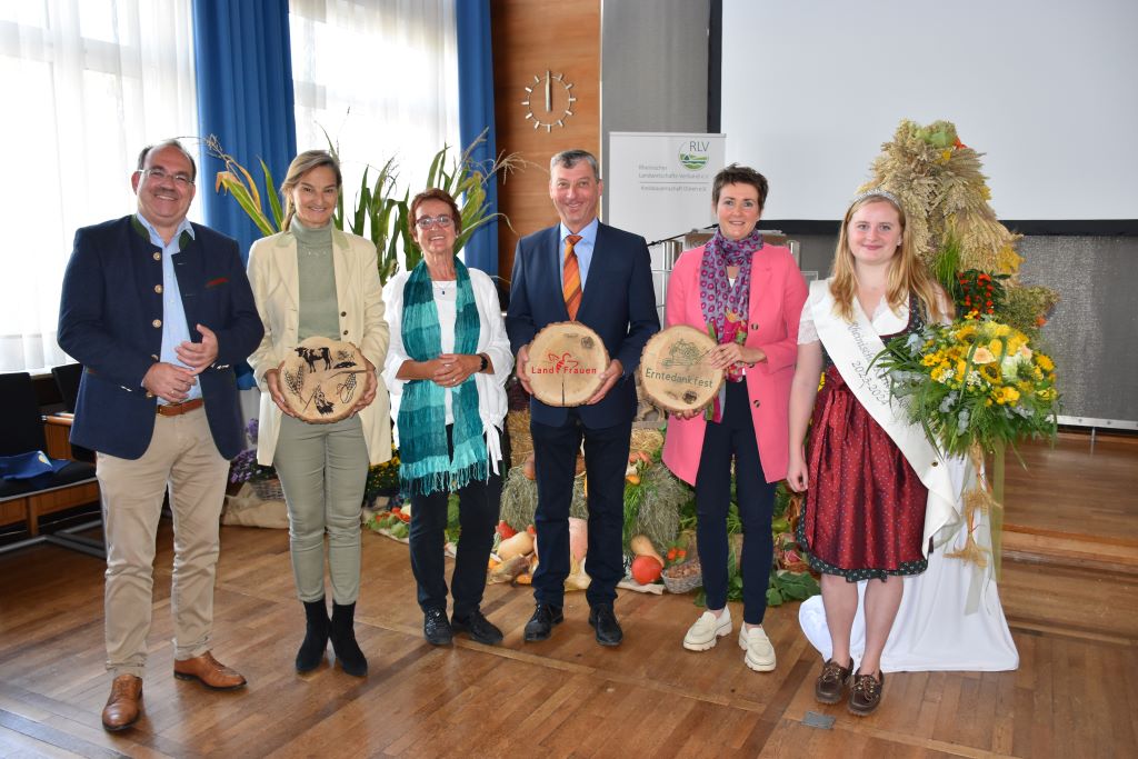 Die Erntekrone als sichtbares Zeichen des Dankes: Dr. Ralf Nolten (NRW Landtagsabgeordneter), Dr. Patricia Peill (NRW Landtagsabgeordnete), Astrid Hohn (Stellvertretende Landrätin des Kreises Düren), Erich Gussen (Vorsitzender der Kreisbauernschaft), Eva-Maria Lieven (Vorsitzende des Landfrauen-Verbandes Düren-Jülich) und Jule Bonsels (Rheinische Kartoffelkönigin) beim Erntedank-Empfang im Kreishaus. (v.l.). Foto: Kreis Düren. 