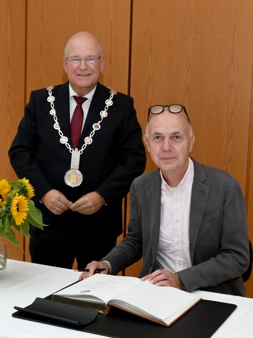 Auf Einladung von Bürgermeister Frank Peter Ullrich (l.) hat sich DFB-Präsident Bernd Neuendorf am Donnerstagabend in das Goldene Buch der Stadt Düren eingetragen.