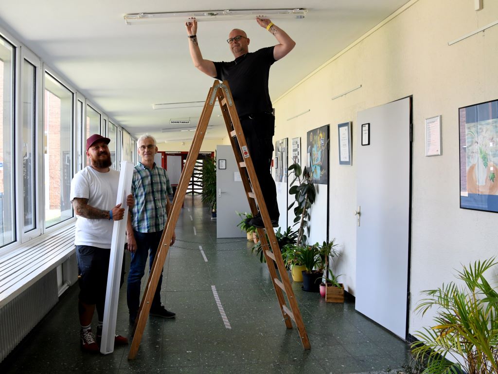 Unter anderem in der Realschule Wernersstraße hat die Energiespar-Taskforce um die beiden abgeordneten Schulhausmeister Jens Knipprath (l.) und Guido Floßdorf (r.) und Bernd Waschulewski vom Energiemanagement der Stadt Düren in den Sommerferien die Beleuchtung auf LED umgerüstet.