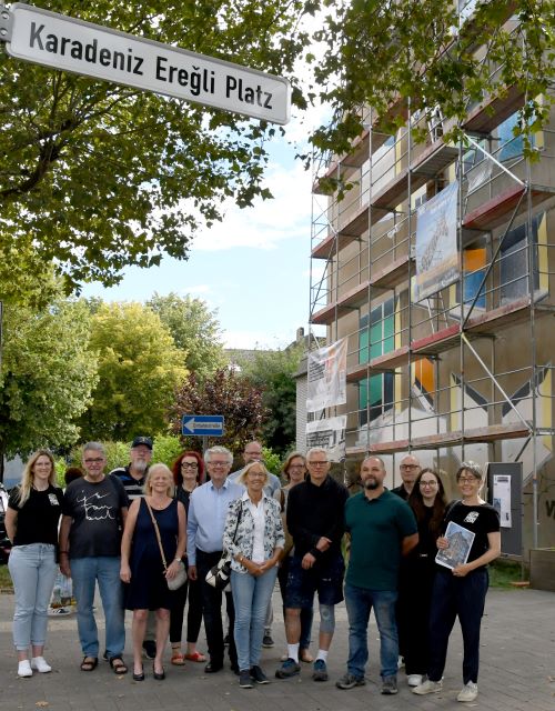 Am Karadeniz-Ereğli-Platz in Nord-Düren lässt der Künstler Tim Trantenroth (5.v.r.) aktuell auf einer freien Giebelwand ein neues Kunstwerk entstehen. 