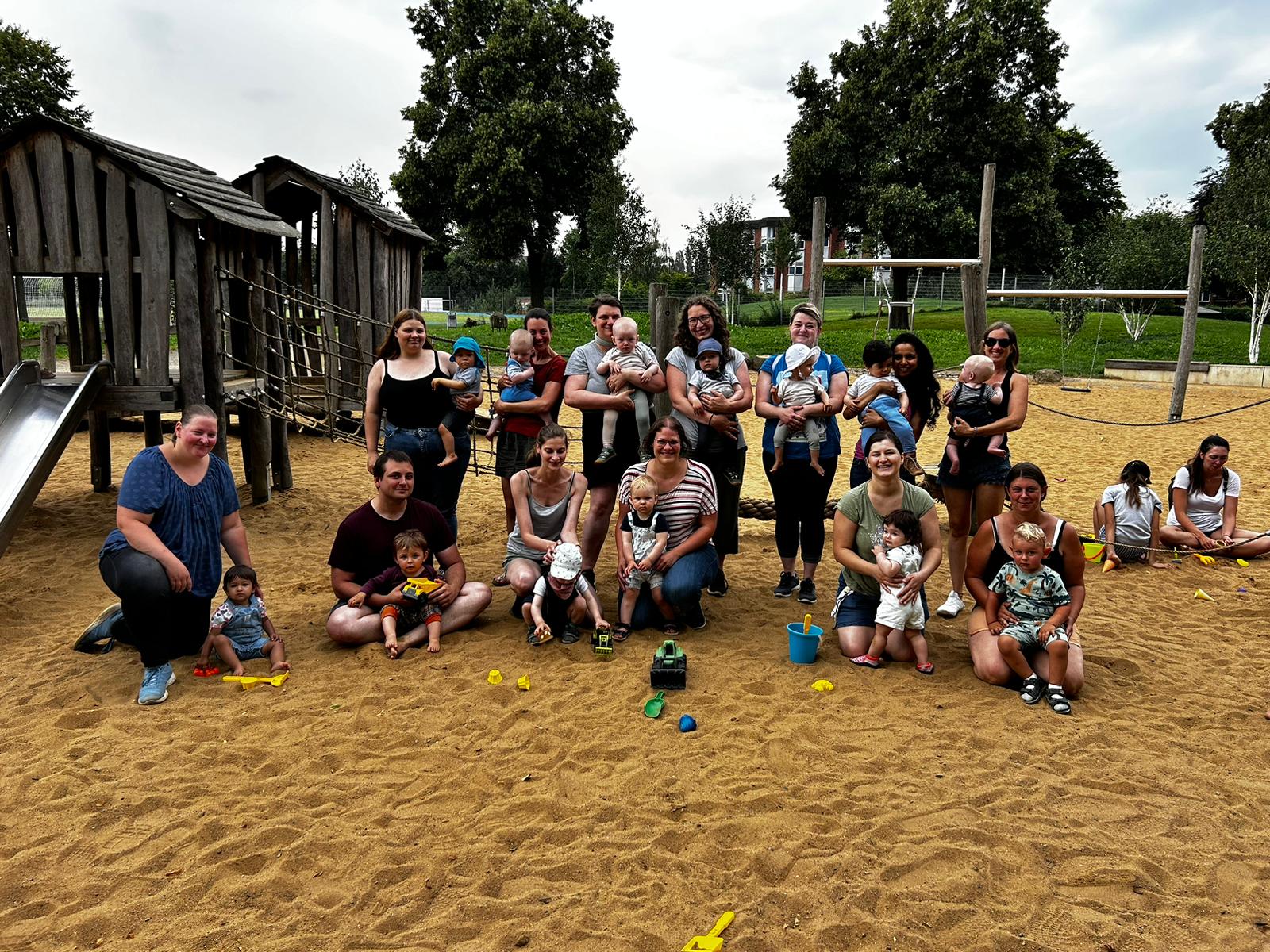 Foto: In den Sommerferien sind die kleinen und großen Besucherinnen und Besucher der Schnuller- und Kleinkindcafés, die das Team der „Abteilung Prävention und Frühe Hilfen“ der Stadt Düren zusammen mit verschiedenen Kooperationspartnern anbietet, auf Spielplatzreise gegangen.  