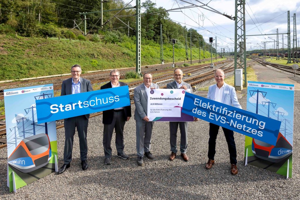 : Städteregionsrat Dr. Tim Grüttemeier, EVS-Geschäftsführer Christian Hartrampf, Minister für Umwelt, Naturschutz und Verkehr des Landes NRW Oliver Krischer, EVS-Geschäftsführer Thomas Fürpeil sowie go.Rheinland-Geschäftsführer Dr. Norbert Reinkober: go.Rheinland GmbH/Smilla Dankert