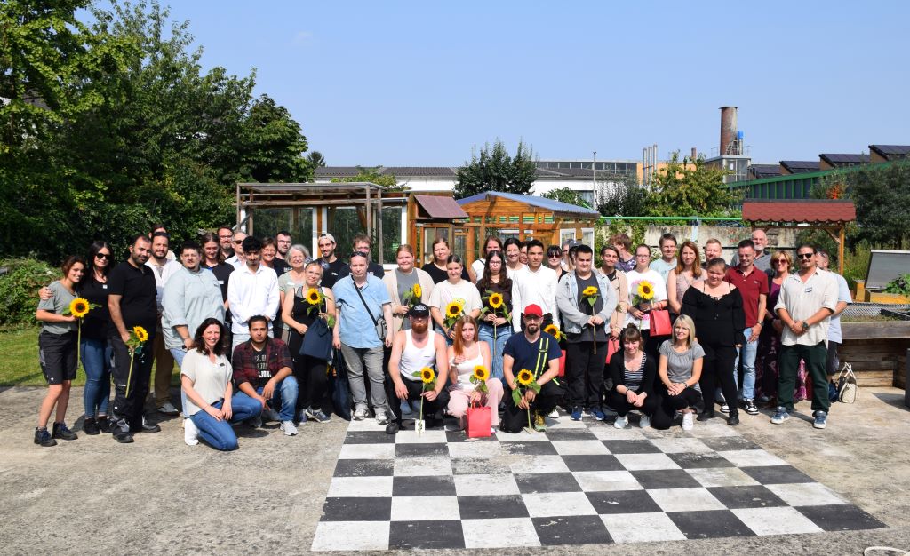 27 junge Menschen starten mit Unterstützung der job-com und ihrer Teams mit der Berufsausbildung in einer außerbetrieblichen Einrichtung in einen neuen Lebensabschnitt. Foto: Kreis Düren