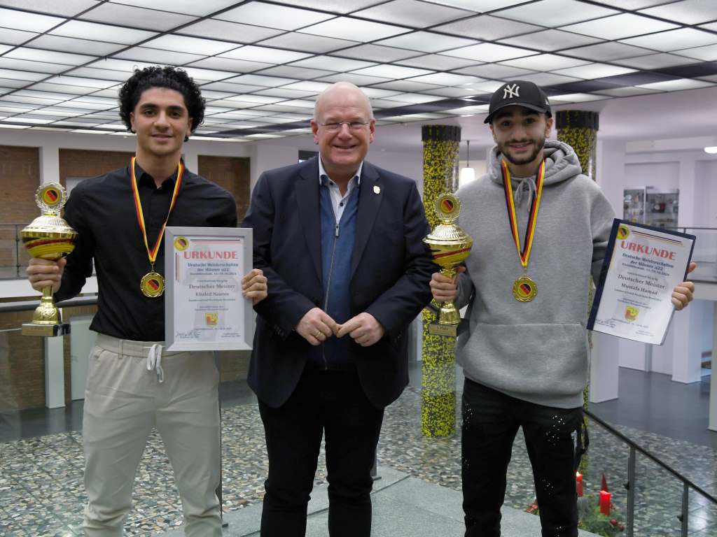 Foto: Bürgermeister Frank Peter Ullrich gratulierte den beiden Dürener Boxern Mustafa Hamad (r.) und Nauros Khaled (l.) von der „K&L Boxnation Düren“ im Rathaus zu ihren Titeln bei den Deutschen Meisterschaften.