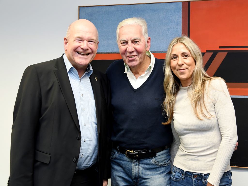 Foto: (v.l.n.r.) Bürgermeister Frank Peter Ullrich, Wilfried „Sigi“ Horrmann, Anja Horrmann.