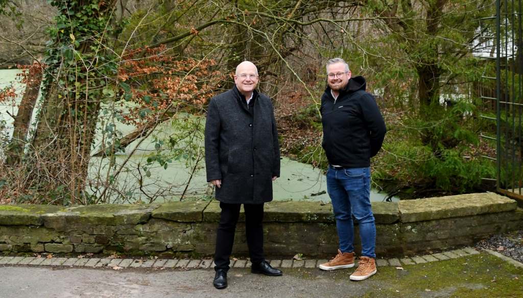 Bürgermeister Frank Peter Ullrich (l.) und Benjamin Raßmanns, Abteilungsleiter Umwelt im Amt für Stadtentwicklung der Stadt Düren, an der Teichanlage an Gut Weyern. 