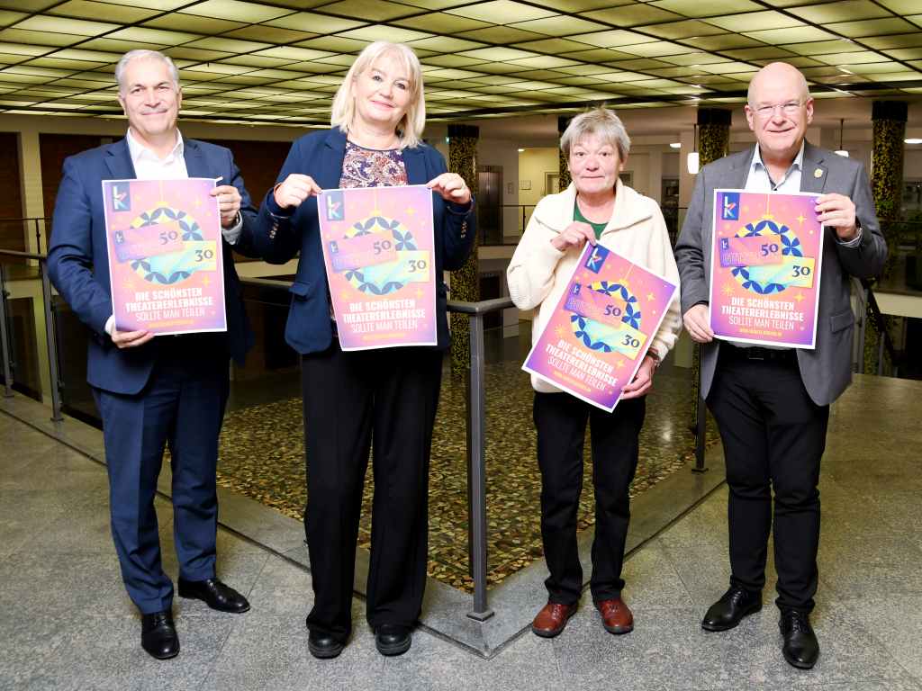 Foto: (v.r.n.l.) Bürgermeister Frank Peter Ullrich, die Vorsitzende des Kulturausschusses der Stadt Düren, Verena Schloemer, die Leiterin von Düren Kultur, Gabriele Gellings, und der Sprecher der Sparkasse Düren, Dirk Hürtgen, haben im Rathaus die Gutscheinaktion für das Theater Düren vorgestellt.