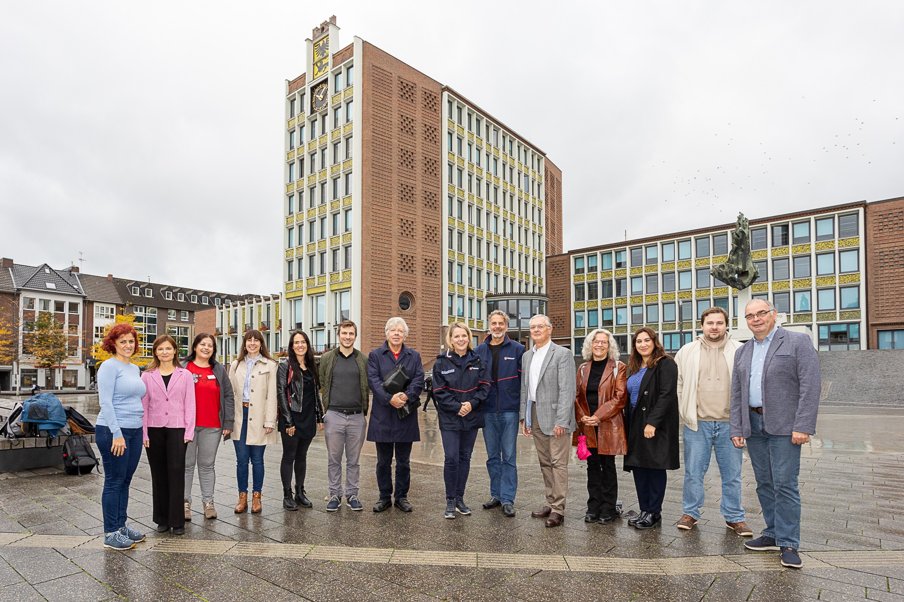 Foto Von links nach rechts: Mais Alhaik (KIM, Diakonie Jülich), Anastasia Barnert (KIM, Sozialwerk Dürener Christen), Renarta Myrta (Low-tec), Mira Kubitza (JMD, Sozialdienst katholischer Frauen e. V. Düren), Melania Bylsma Merino (KIM & JMD, Sozialdienst katholischer Frauen e. V. Düren), Marcel Hendrichs (KIM, Stadt Düren), Dr. Karl Hinzen, Ute Wallraven-Achten (Referentin Soziales Ehrenamt, Malteser), Nikolaus Scherzberg, (Leitung MMM - Düren, Malteser), Dr. Hubert Zergiebel, Hava Zaimi (MBE, Evangelische Gemeinde zu Düren), Ebru Yigit (MBE, Evangelische Gemeinde zu Düren), Justin Malmen (Streetworker Obdach, Stadt Düren), Bernd Korall (Abteilungsleiter Obdach, Stadt Düren)