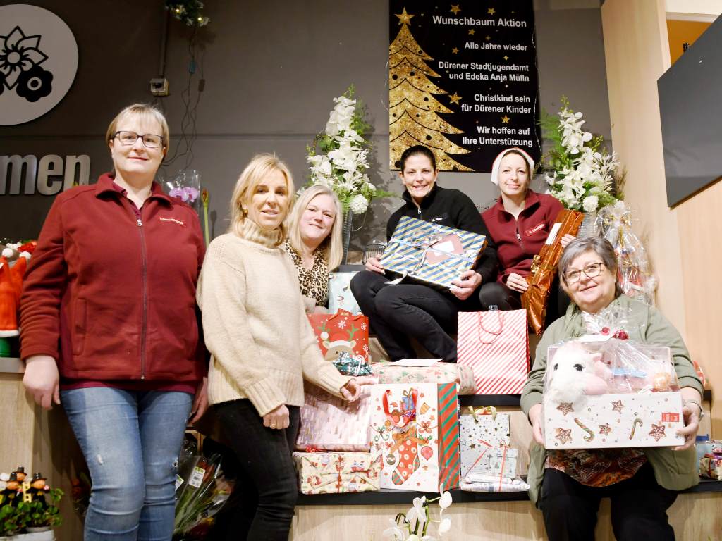 Foto: Auch in diesem Jahr finden dank der gemeinsamen Wunschbaumaktion des Edeka-Marktes „Mülln“ und des Jugendamtes der Stadt wieder zahlreiche Geschenke den Weg zu bedürftigen Familien in Düren. (v.l.n.r.) Nicole Dolenec-Sonnenschein, Beatrix Prescher-Dienstknecht (kommissarische Leiterin des Jugendamtes), Natalie Dahmen (Jugendamt der Stadt Düren), Anja Mülln, Cornelia Christophe und Ute Paulus.