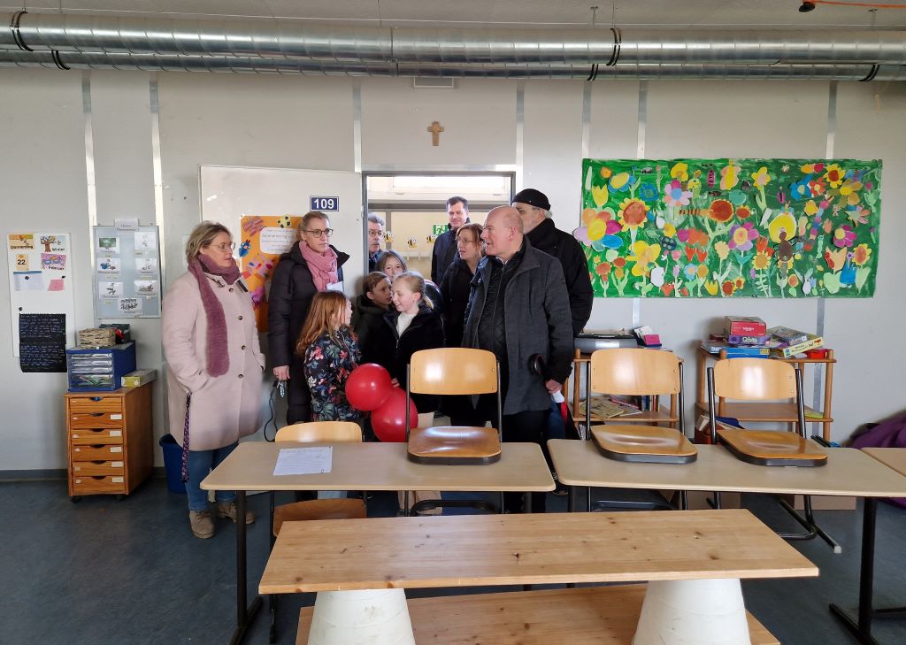 Die kommissarische Schulleiterin der Grundschule Echtz, Katja Bung (2.v.l.), gibt Bürgermeister Frank Peter Ullrich (2.v.r.) einen kurzen Zustandsbericht bei der Besichtigung eines Klassenzimmers.