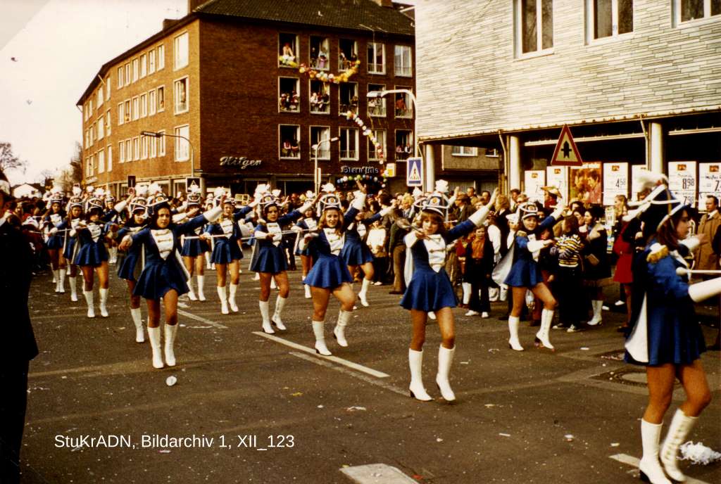 Valencienner Majoretten im Dürener Karnevalszug 1973. (Foto: StuKrADN_Bildarchiv 1_XII_123)