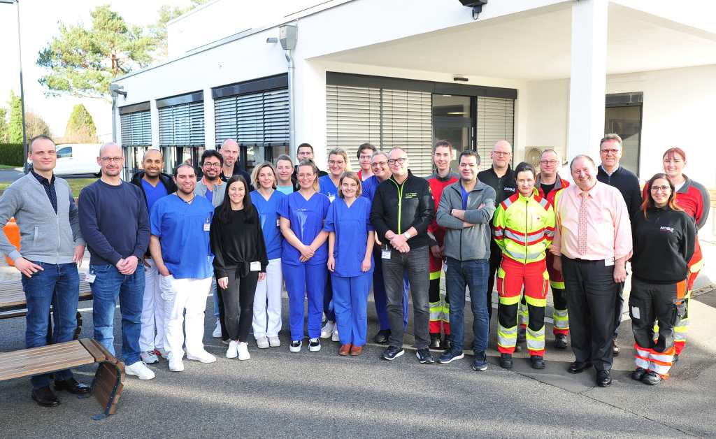 Foto (© Kaya Erdem): Zufriedene Gesichter bei Teilnehmenden und Ausbildenden nach einem erfolgreichen Schockraumtraining für das St. Augustinus-Krankenhaus Düren 