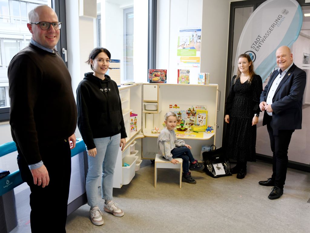 Wenn die Kinderbetreuung anders mal nicht möglich ist, bietet der neue Spielschrank im Rathaus viele Möglichkeiten – sehr zur Freude von Jung und Alt.