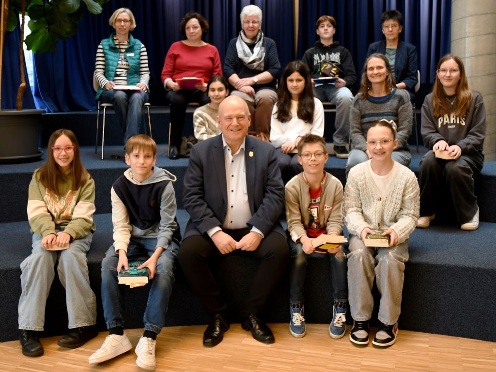 Bürgermeister Frank Peter Ullrich zusammen mit den Teilnehmerinnen und Teilnehmern des Kreises Düren-Süd und den Jury-Mitgliedern des 65. Vorlesewettbewerbs des Deutschen Buchhandels in der Dürener Stadtbücherei.