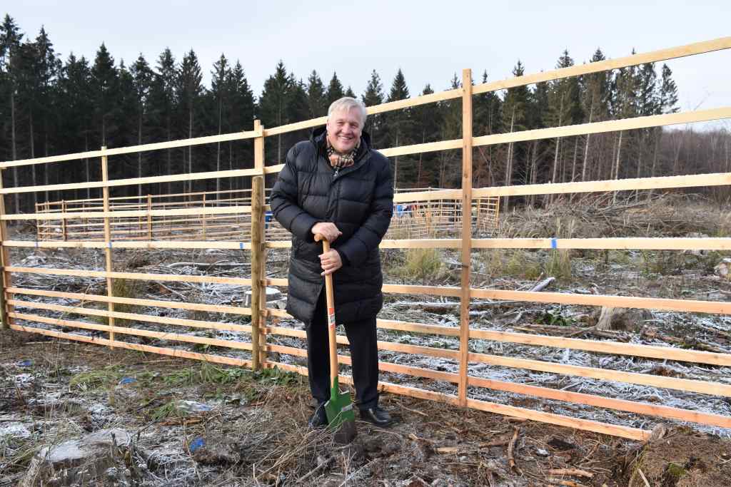 Landrat Wolfgang Spelthahn freut sich auf viele Interessierte, die bei der Pflanzaktion im Hürtgenwald mitmachen möchten (Dieses Bild ist bei der ersten Pflanzaktion Ende 2022 entstanden). Foto: Kreis Düren