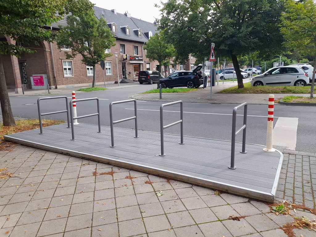 Eine der drei mobilen Fahrradplattformen der Stadt Düren steht jetzt in der Scharnhorststraße. Die beiden anderen in der Josefstraße und in der Monschauer Straße.