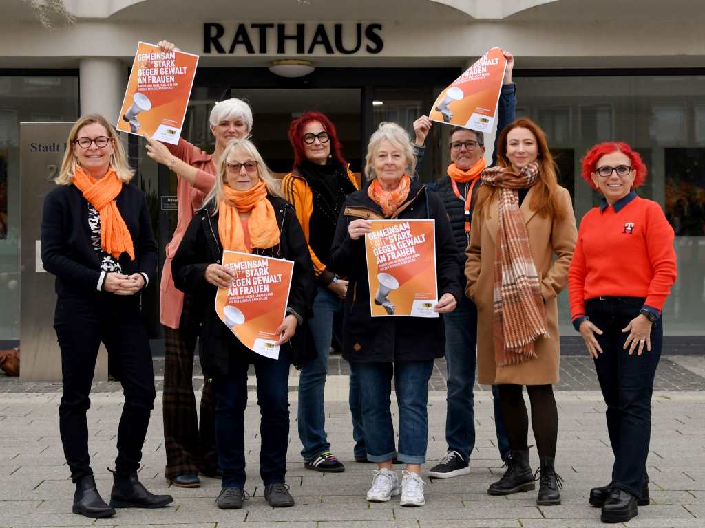 Das Organisationsteam hofft auf möglichst viele Teilnehmende bei der Kundgebung gegen Gewalt gegen Frauen am 25. November auf dem Kaiserplatz.