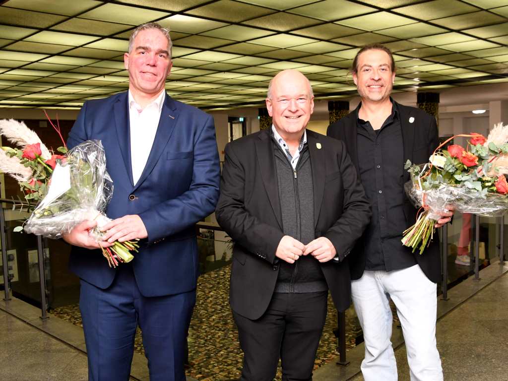 Foto: Bürgermeister Frank Peter Ullrich (Mitte) gratulierte Stephan Schlaak (l.) zu seiner Wahl zum Ersten Beigeordneten, Kämmerer und Allgemeinen Vertreter des Bürgermeisters und Christopher Löhr zu seiner Wahl als Beigeordneter für Generationen, Demografie und Soziales.