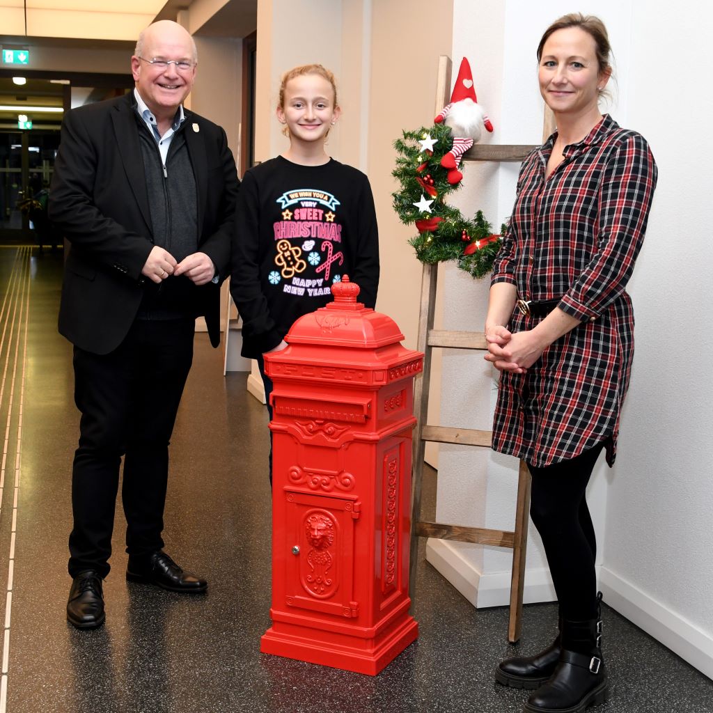 Auch in diesem Jahr steht der Weihnachtswunschzettelbriefkasten wieder an der Infotheke im Rathaus. Bis zum 5. Dezember können dort Briefe an den Weihnachtsmann eingeworfen werden.