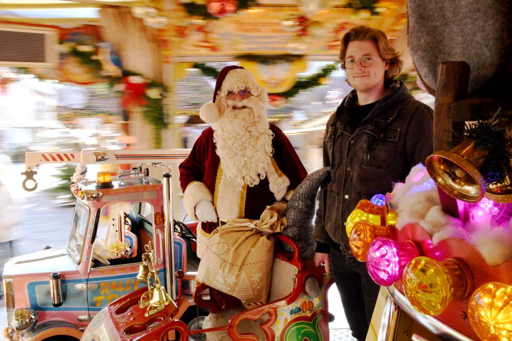 Der Weihnachtsmann freut sich schon auf die jüngsten Besucherinnen und Besucher des Dürener Weihnachtsmarktes. Unterstützt wurde er in der Vorbereitung unter anderem von Luca Moeller (re.) aus dem Dürener Rathaus.