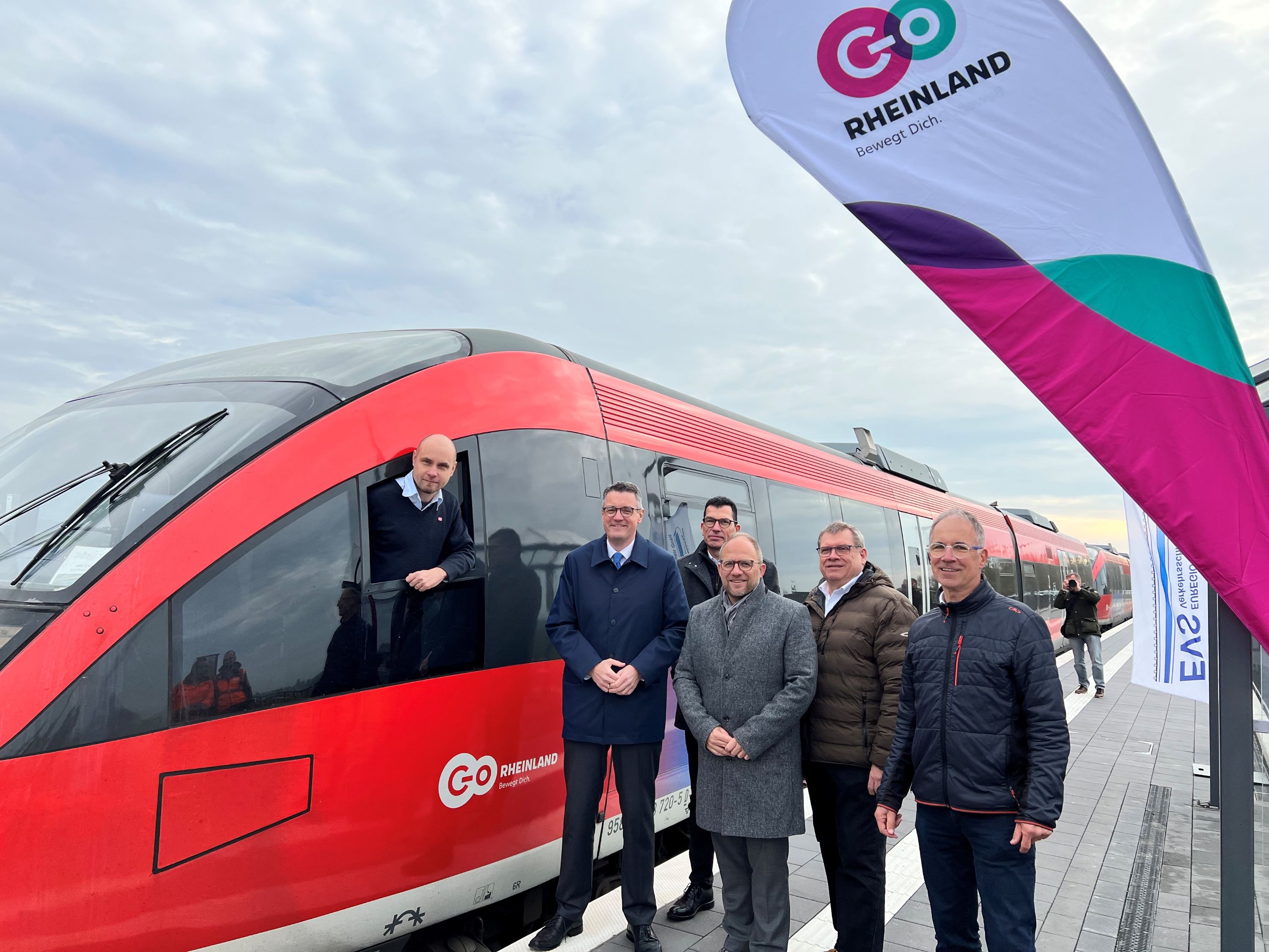 Bild: go.Rheinland GmbH - von links: Städteregionsrat Dr. Tim Grüttemeier, AVV- und go.Rheinland-Geschäftsführer Hans-Peter Geulen, Würselens Bürgermeister Roger Nießen, EVS-Geschäftsführer Christian Hartrampf und go.Rheinland-Geschäftsführer Dr. Norbert Reinkober